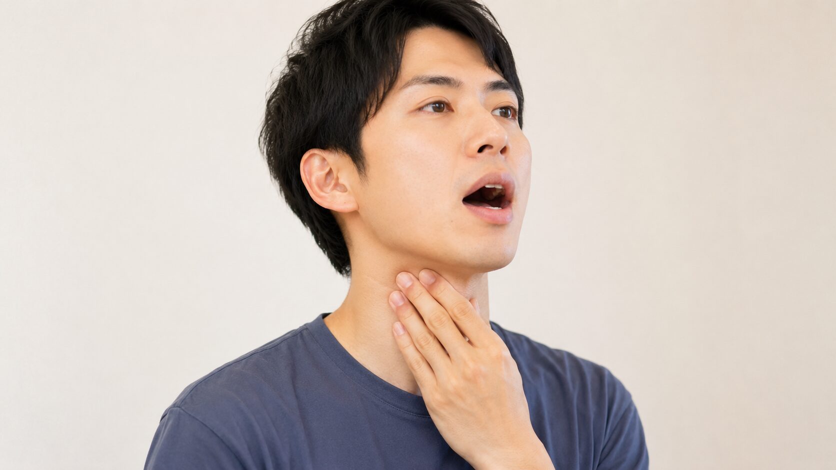 声帯閉鎖と喉仏の動きをセルフチェックする発声確認の様子