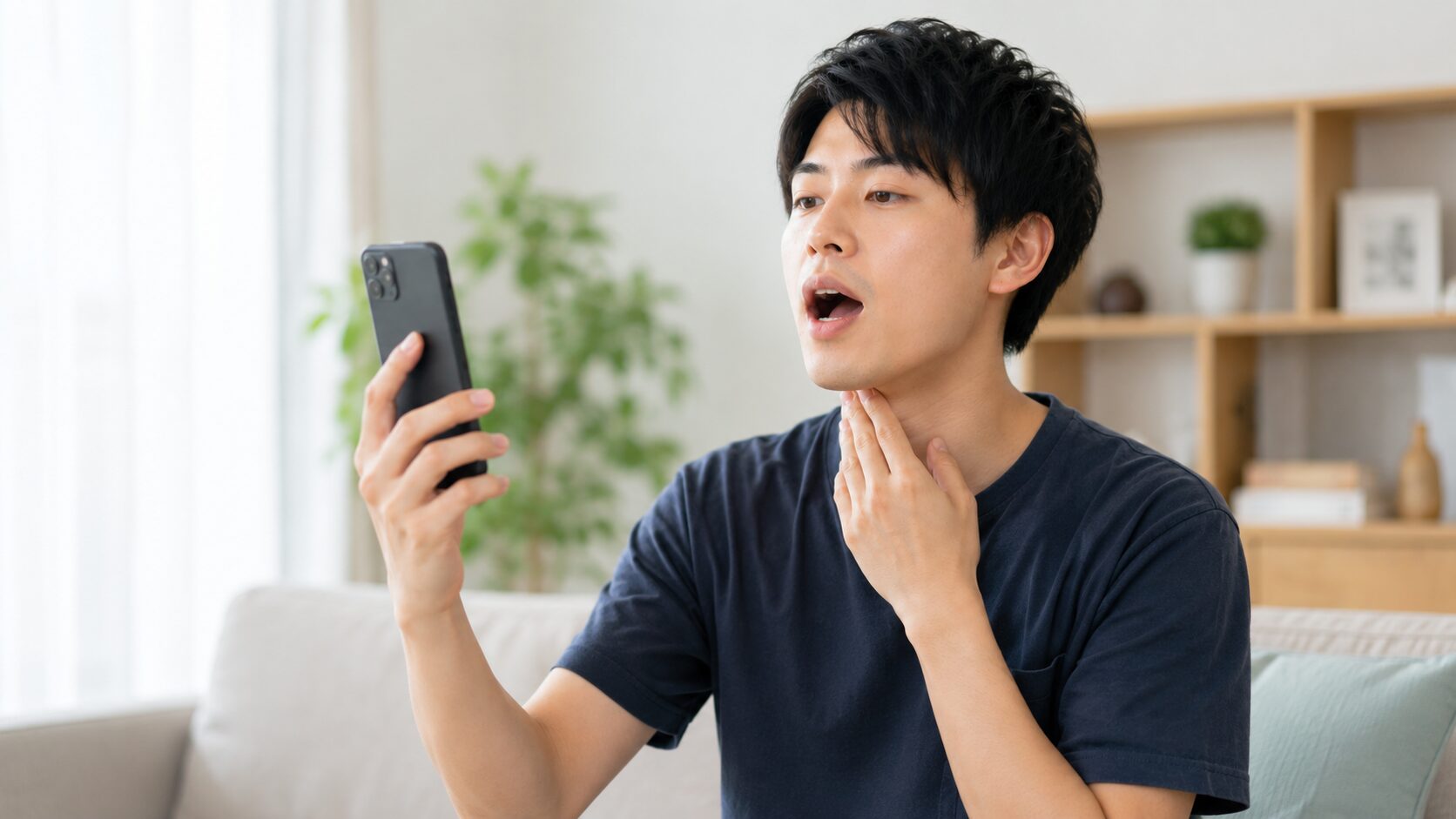 自宅で地声と裏声をつなぐ発声トレーニングを行う練習風景