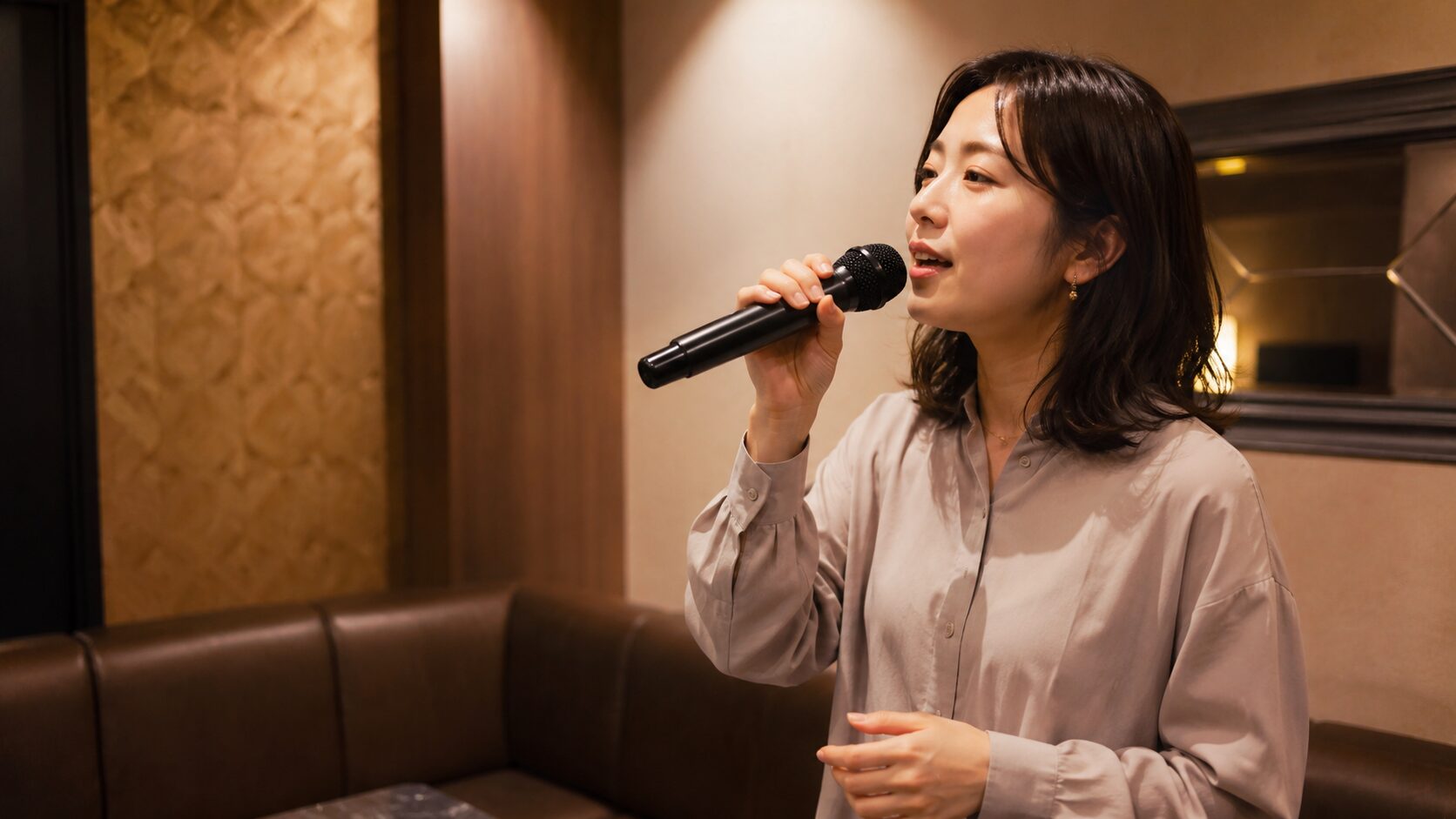 低音でカラオケを歌い上げる30代女性の落ち着いた佇まい