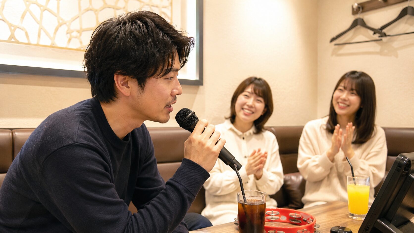 合コンの場で語りかけるように低音バラードを歌う30代男性