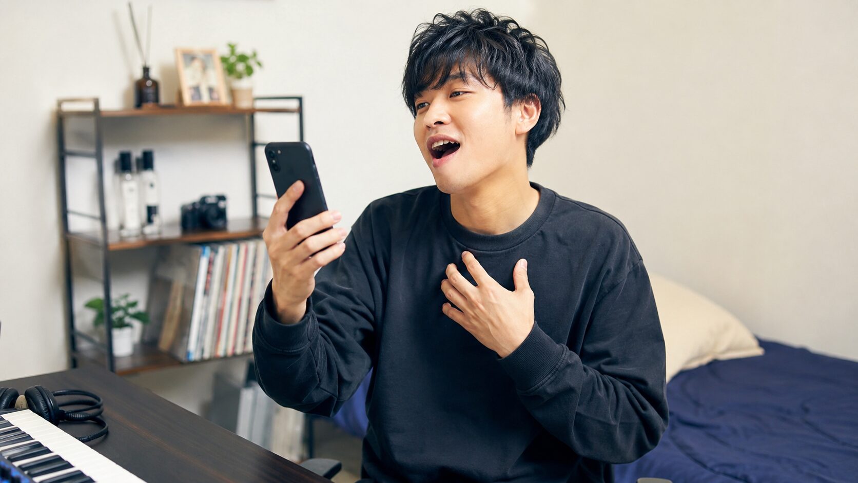 自宅で音域チェックを始める20代男性会社員のシーン