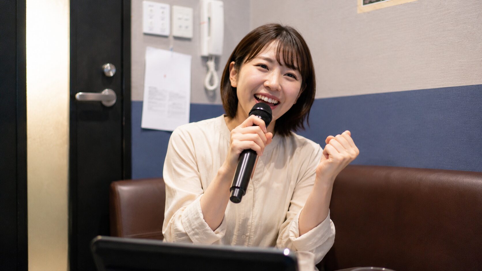 カラオケ上達を社会人女性がマイクを握り実感する瞬間