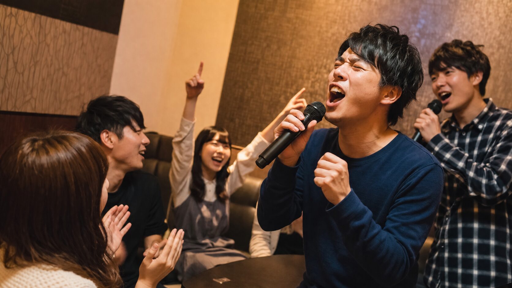 高い声の出し方に挑戦する男性がカラオケで熱唱するシーン